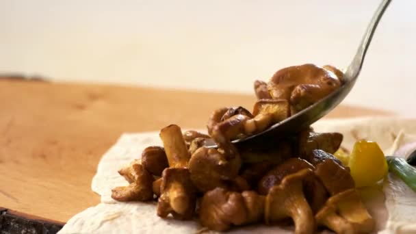 Kavrulmuş chanterelles yığını. — Stok video