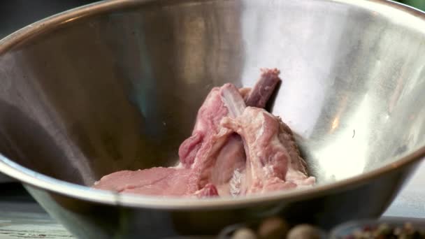 Steak cru dans un bol en acier . — Video