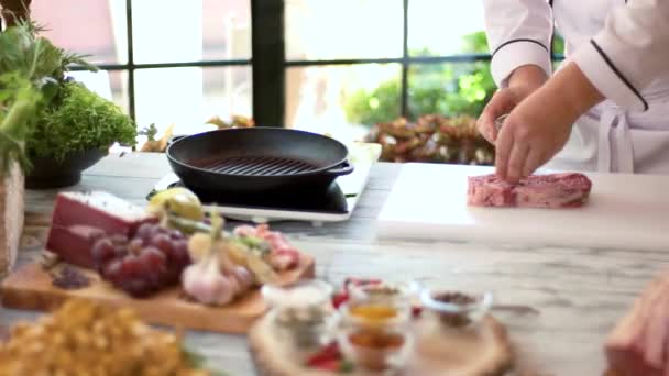 Syrové hovězí steak a koření. — Stock video