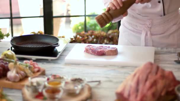 Carne cruda Filete de Ribeye . — Vídeo de stock