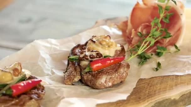 Medalhões de carne e molho . — Vídeo de Stock