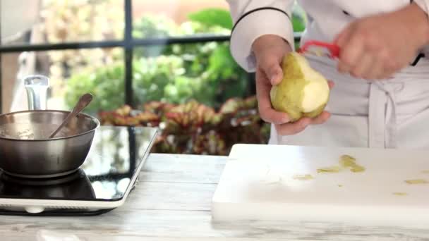 Руки чистять грушу . — стокове відео