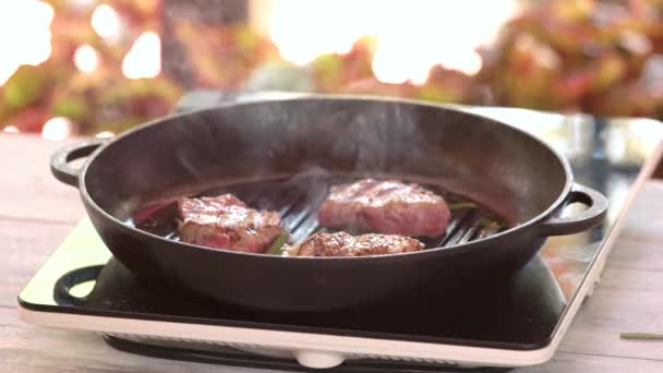 Malé steaky v pánvi. — Stock video