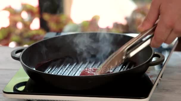 Щипцы и сковородки со стейками . — стоковое видео