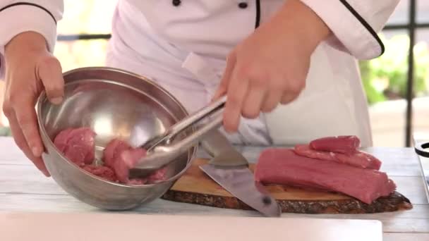 Kawałki surowego mięsa w misce. — Wideo stockowe