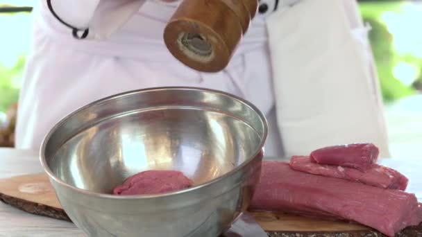 Chef añadiendo pimienta a la carne . — Vídeos de Stock