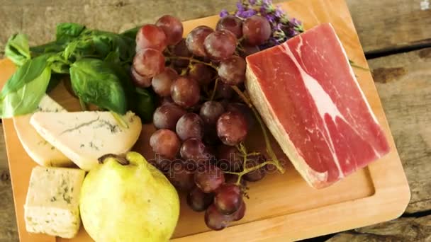 Tablero de madera y alimentos crudos . — Vídeos de Stock