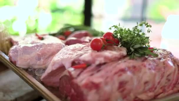 Trozos grandes de carne cruda . — Vídeo de stock