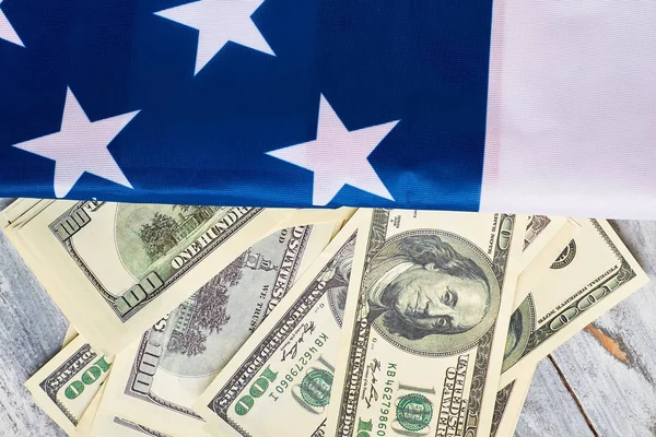 Bandera americana y dólares . — Foto de Stock
