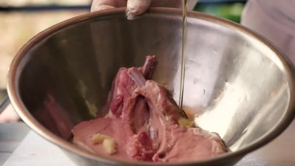 Масло льется на сырое мясо . — стоковое видео