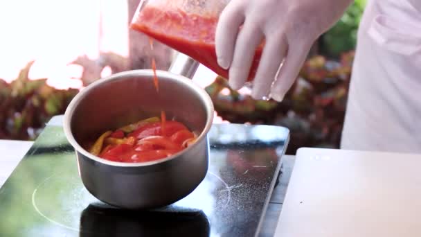Chef está preparando salsa . — Vídeo de stock