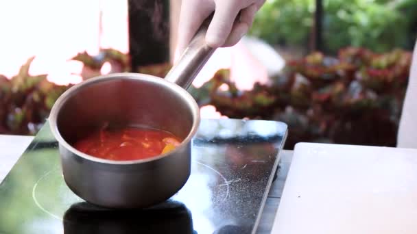 Szef kuchni przygotowuje sos. — Wideo stockowe
