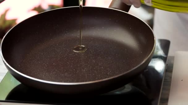 Oil slowly pouring in pan. — Stock Video