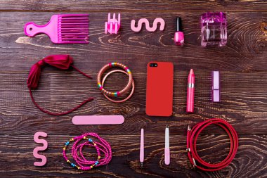 Aksesuarlar, kalıcı makyaj ve telefon.