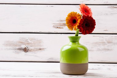 Seramik vazoda güller.