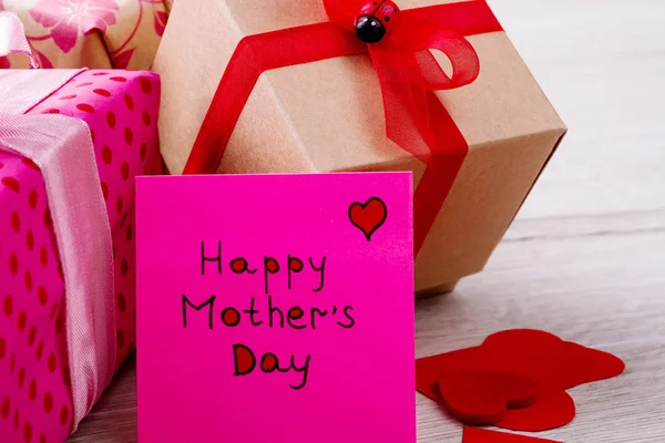 Presentes perto do cartão de Dia das Mães . — Fotografia de Stock