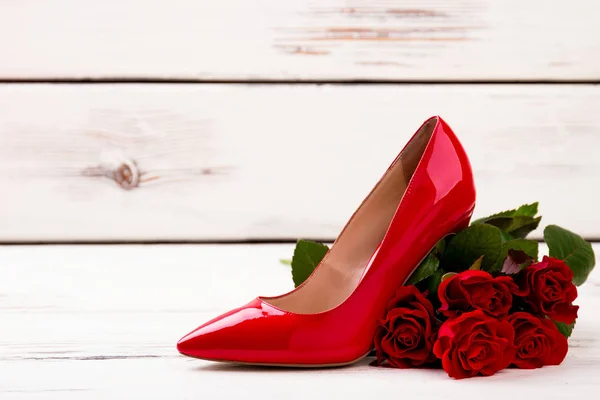Ramo de rosas y zapatos . — Foto de Stock