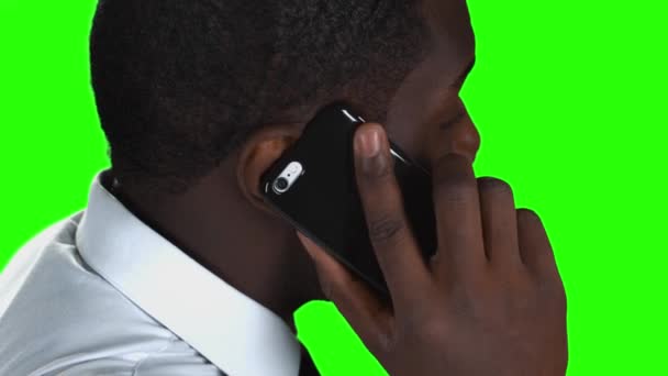 Telefone falando em fundo verde . — Vídeo de Stock