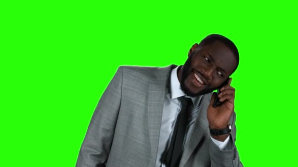 Sonriente hombre de negocios negro con teléfono . — Vídeos de Stock