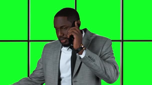 Afro-American affärsman med mobiltelefon. — Stockvideo