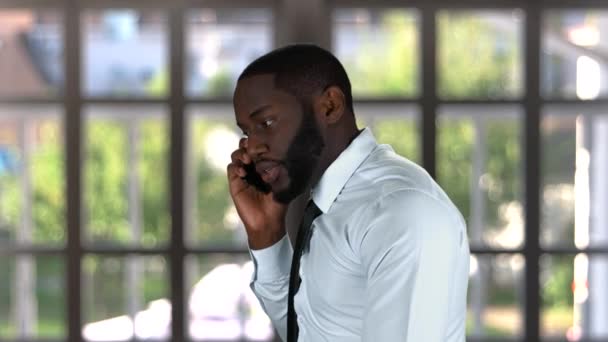 Hombre negro hablando por teléfono . — Vídeo de stock
