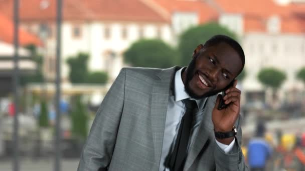 Черный бизнесмен с улыбкой на телефоне . — стоковое видео