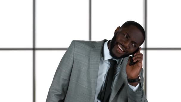 Hombre de negocios negro en el teléfono . — Vídeos de Stock