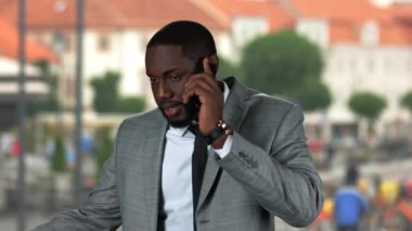 Afro-Amerikan işadamı telefon konuşma.