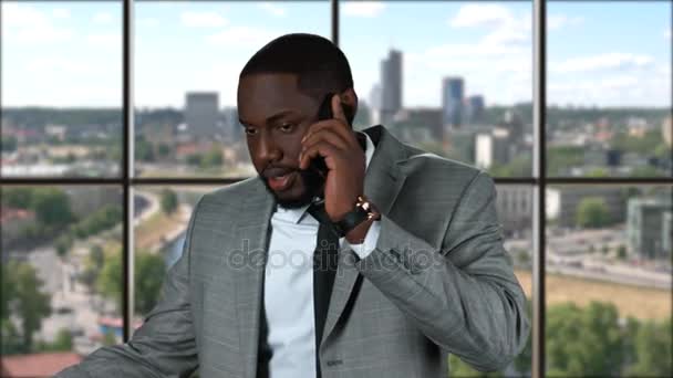 Zwarte zakenman met mobiele telefoon. — Stockvideo