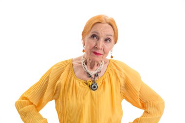 düşünceli yaşlı kadın.
