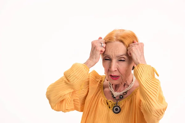 Mulher idosa com dor de cabeça isolada . — Fotografia de Stock