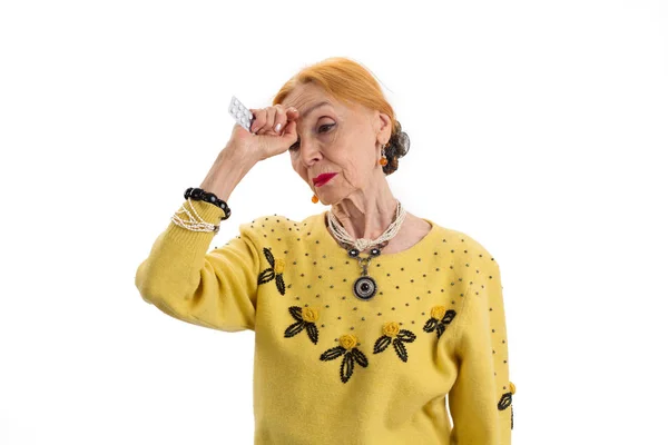 Mulher velha segurando medicina . — Fotografia de Stock