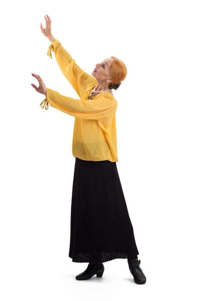Mujer mayor está bailando . —  Fotos de Stock