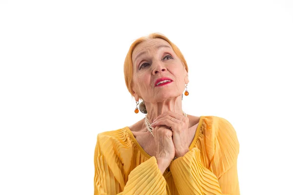 Treurige vrouw met gevouwen handen. — Stockfoto