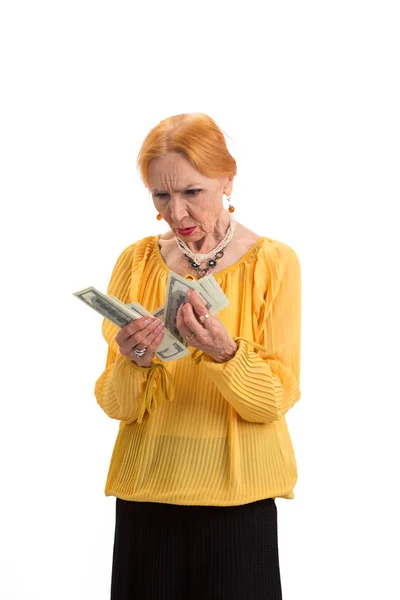 Старшая женщина держит деньги изолированы . — стоковое фото