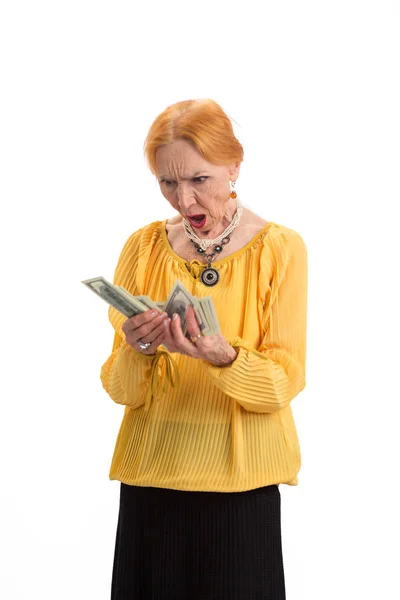 Пожилая женщина держит деньги изолированы . — стоковое фото