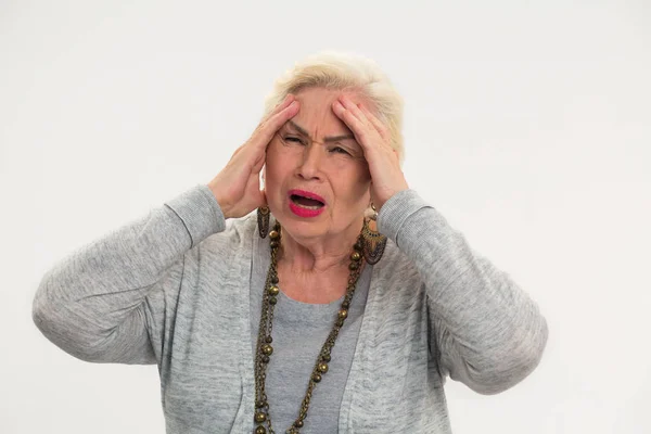 Senior mulher tendo uma dor de cabeça . — Fotografia de Stock