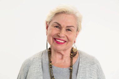 Yaşlı izole gülümseyen kadın.