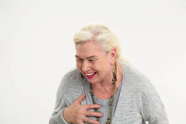 Изолированная пожилая женщина смеется . — стоковое фото
