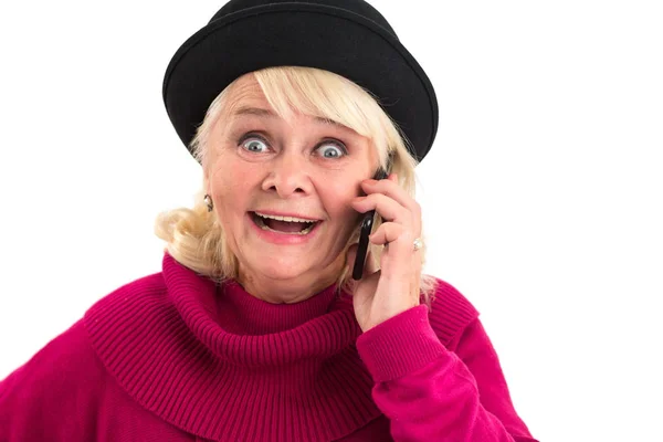 Señora sorprendida sosteniendo el teléfono celular . — Foto de Stock