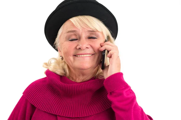 Femme âgée souriante avec téléphone portable . — Photo