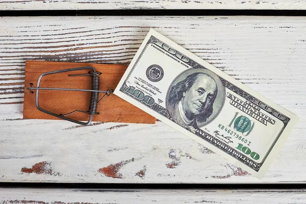 Muizenval en dollars op hout. — Stockfoto
