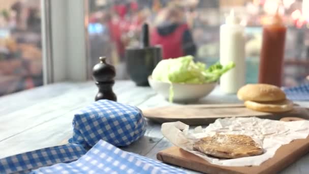 Hamburguesa con queso moño oscuro . — Vídeos de Stock