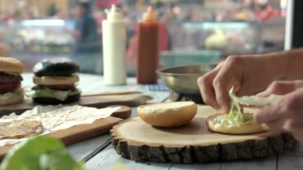 Brett mit aufgeschnittenem Burger-Brötchen. — Stockvideo