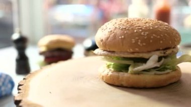 Tahtadaki hamburger..