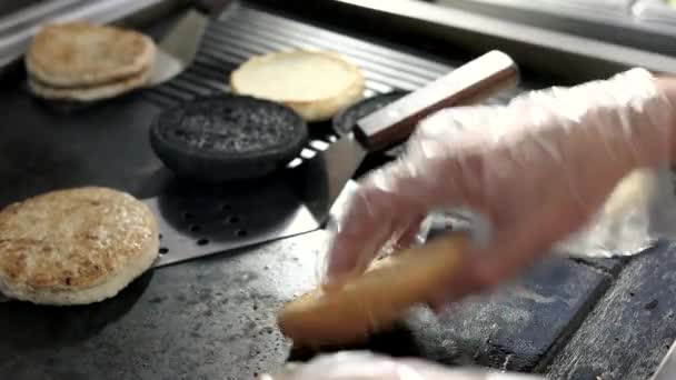 Gesneden broodjes in de pan. — Stockvideo