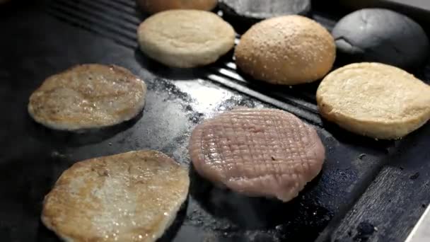 Carne de hamburguesa fina en la sartén . — Vídeos de Stock