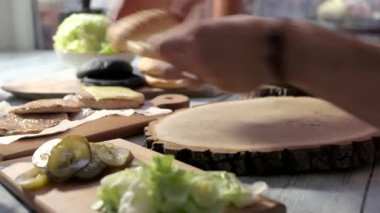 Yönetim Kurulu ve dilimlenmiş burger topuz.