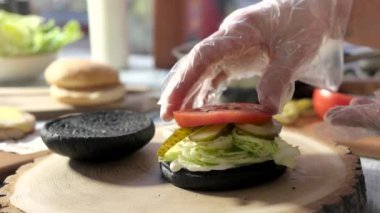 Çizburger yapma eller.