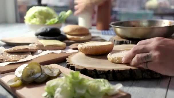 Руки, готовящие гамбургер . — стоковое видео